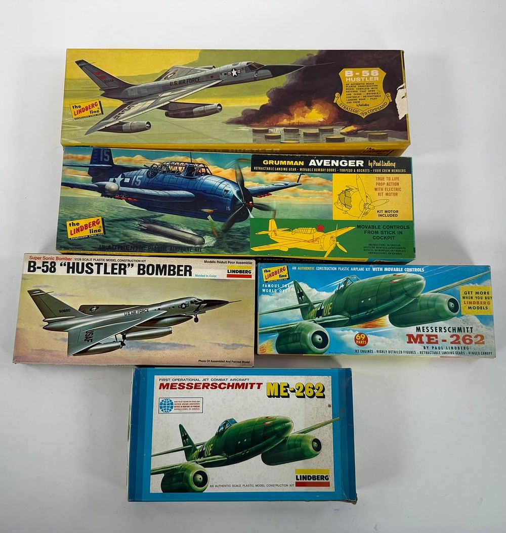 Lot 88: 5 Model Kits Grumman Avenger/B-58 Hustler/(2) Messerschmitt Me 262/B-58 "Hustler" Bomber