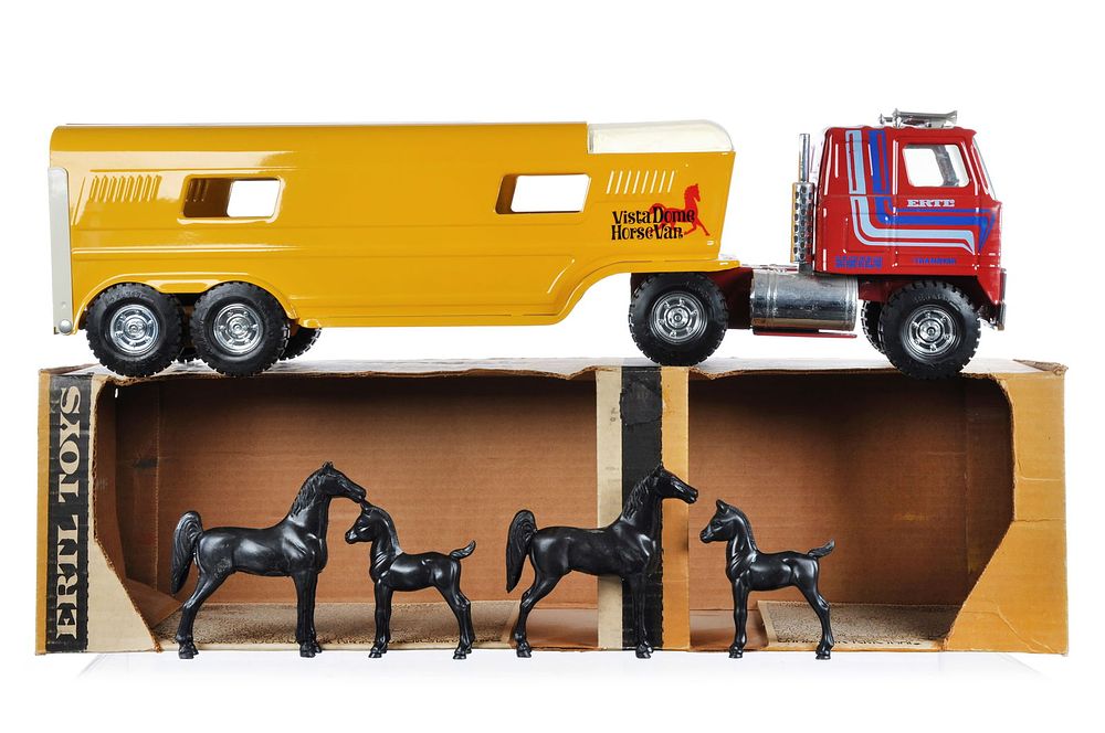 Lot 260: ERTL #3404 International Harvester Transtar Truck & Horse Van Boxed