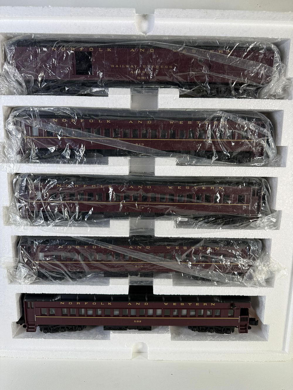 Lot 503: MTH Norfolk & Western 5-Car 70' Madison Passenger Set 20-4024