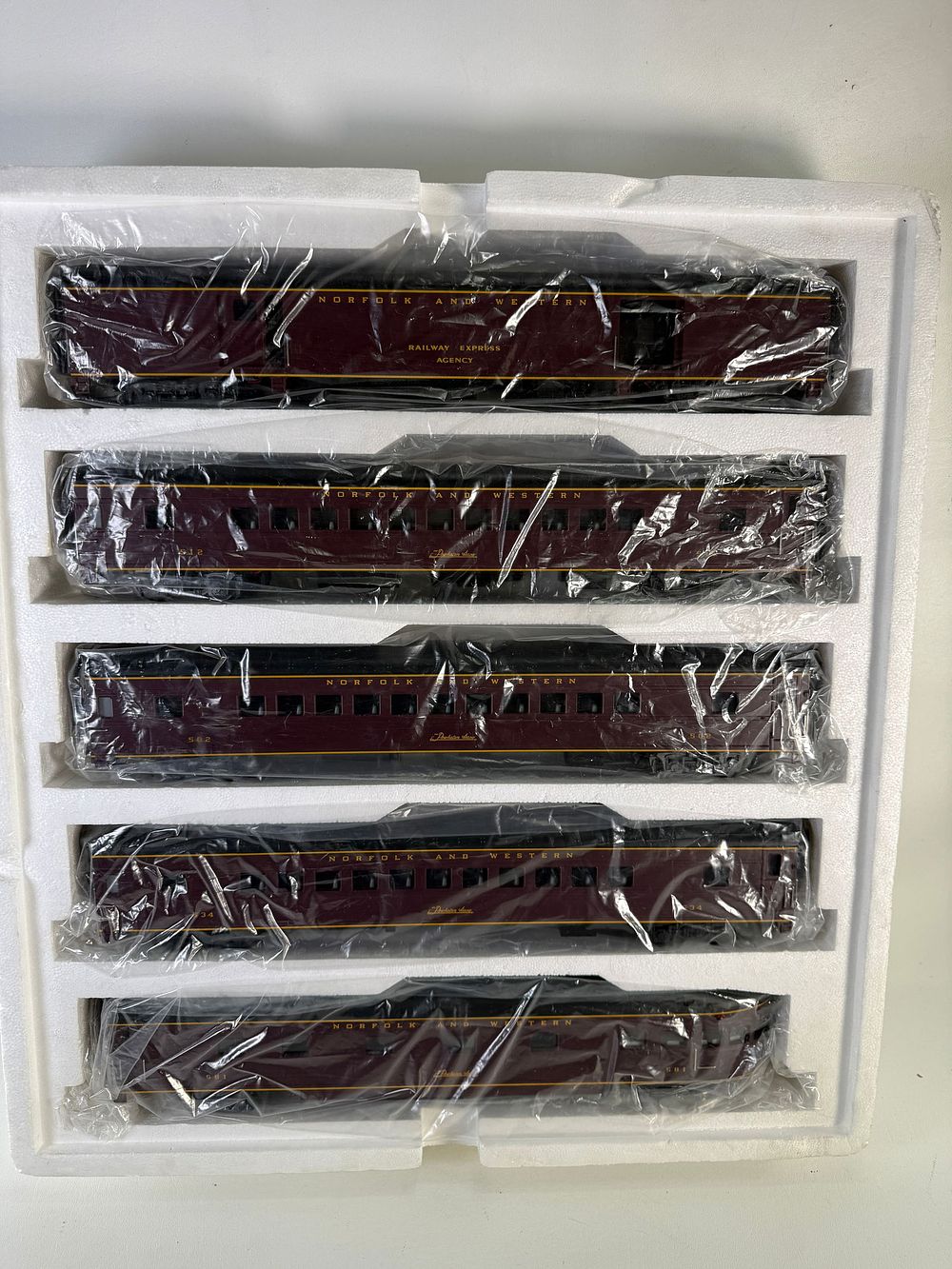 Lot 508: MTH Norfolk & Western Streamlined Passenger Set (Ribbed) set 20-6514