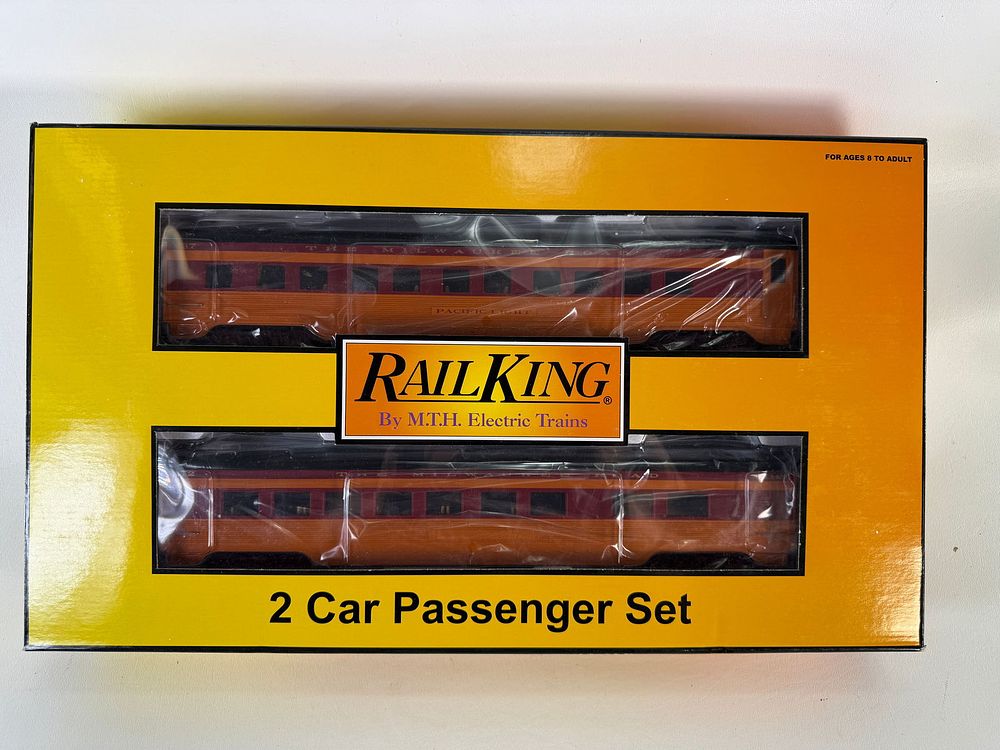 Lot 510: MTH Milwaukee Road 2-Car 60' Streamlined Sleeper/Diner Cars #30-67195