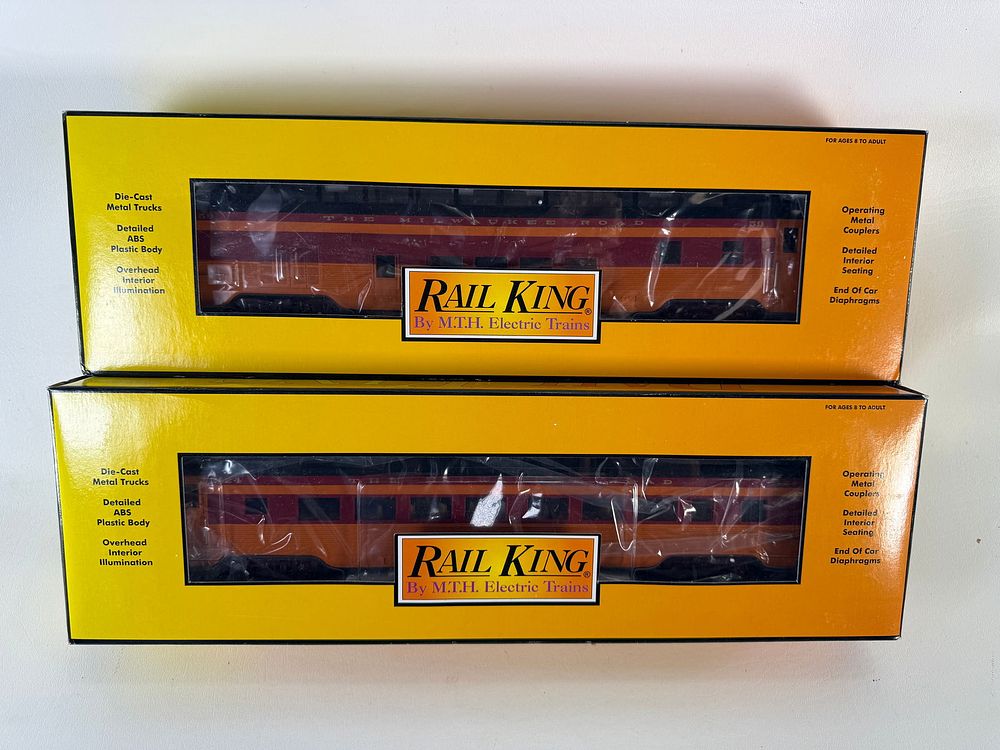 Lot 511: MTH Lot of 2 Milwaukee Road 60' Streamlined Full Length Cars