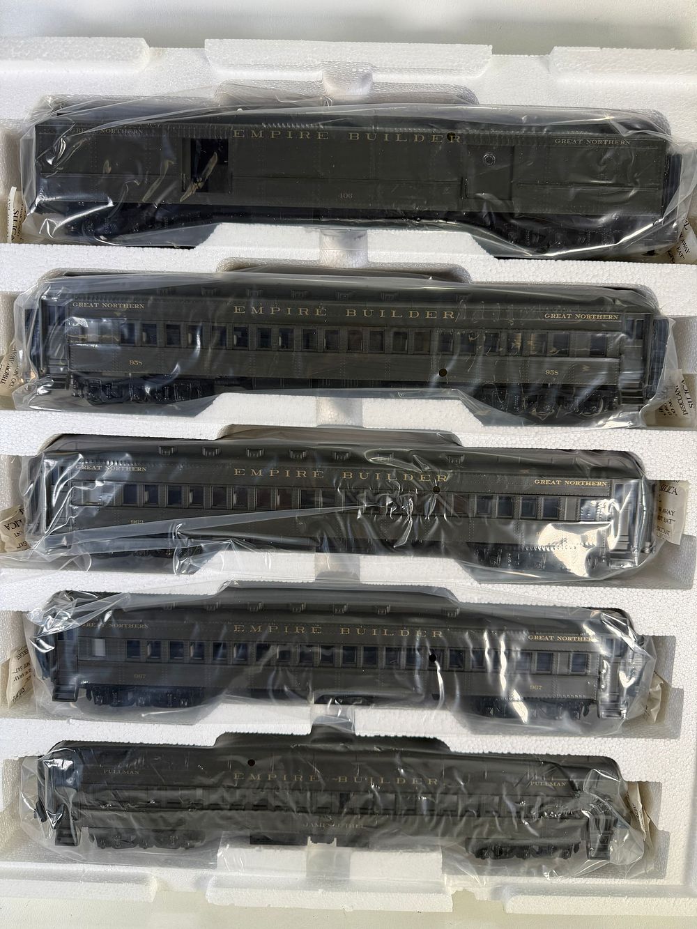 Lot 520: MTH 5-Car 70' Madison Passenger Set 20-4070