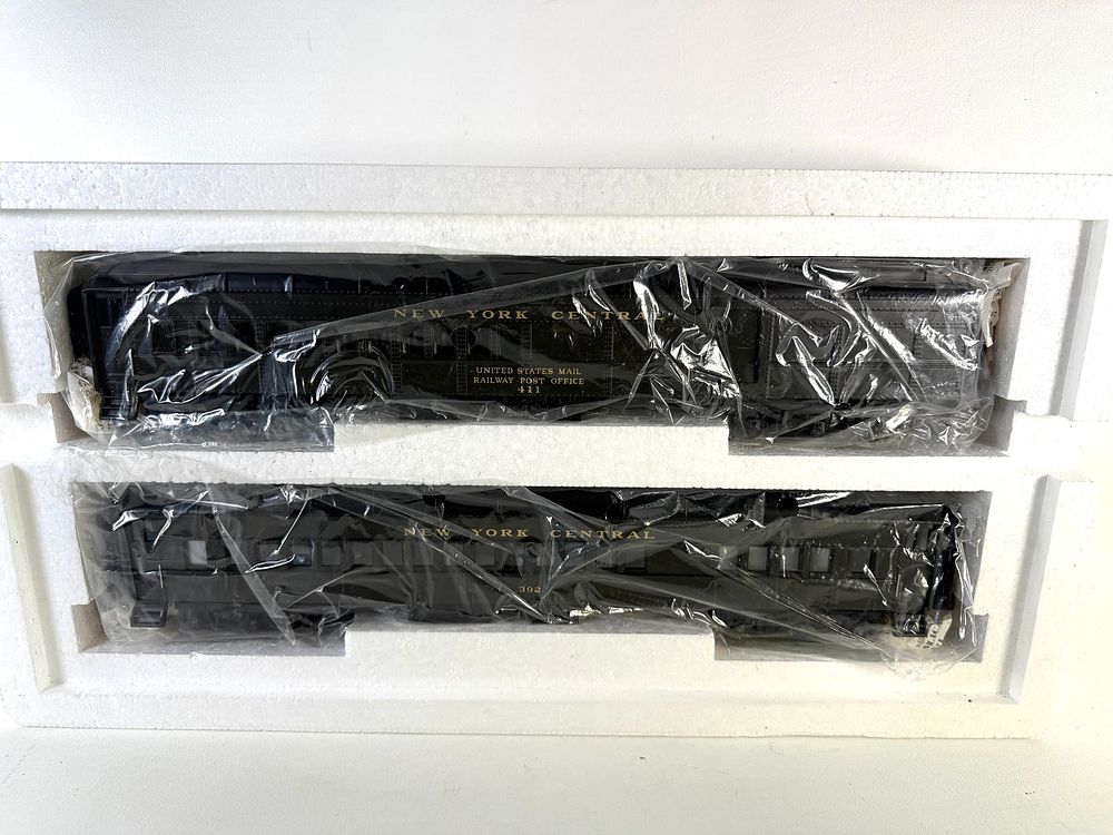 Lot 523: MTH NYC 2-Car 70' ABS Combine/Diner Pullman Green #20-4122