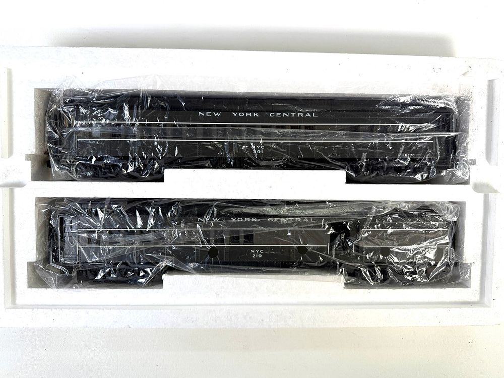 Lot 524: NYC TT Gray 2-Car 70' ABS Combine/Diner Two-Tone Gray Set #20-4126
