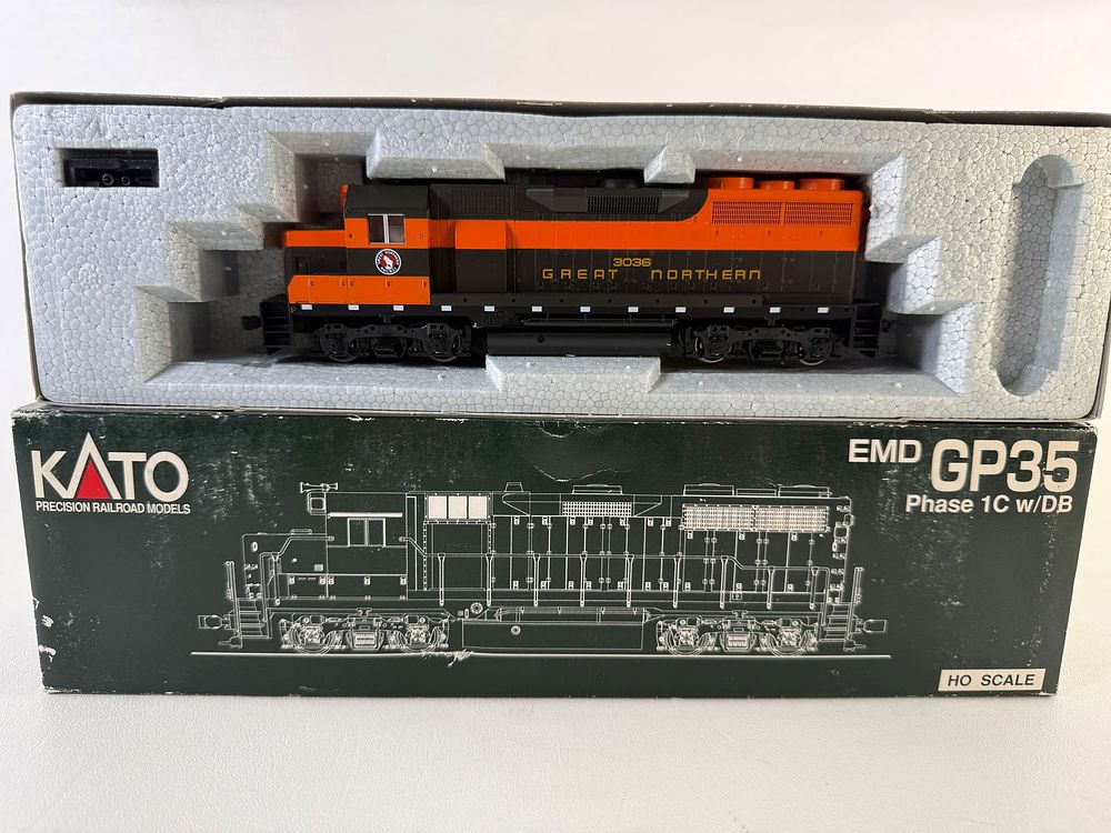 Lot 529: KATO HO Scale Great Northern 37-3003 #3036 Diesel Engine
