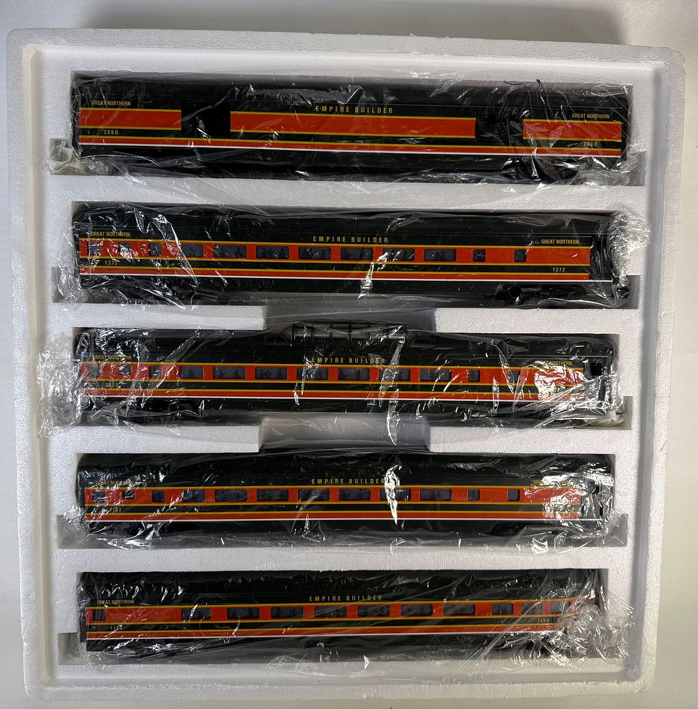 Lot 533: MTH Scale Aluminum 5-Car Passenger Set