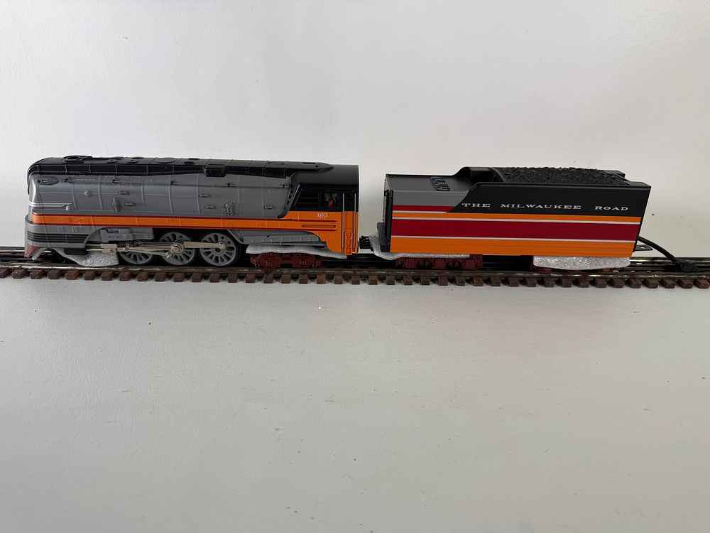 Lot 552: MTH MIlwaukee 4-6-4 Hudson Engine