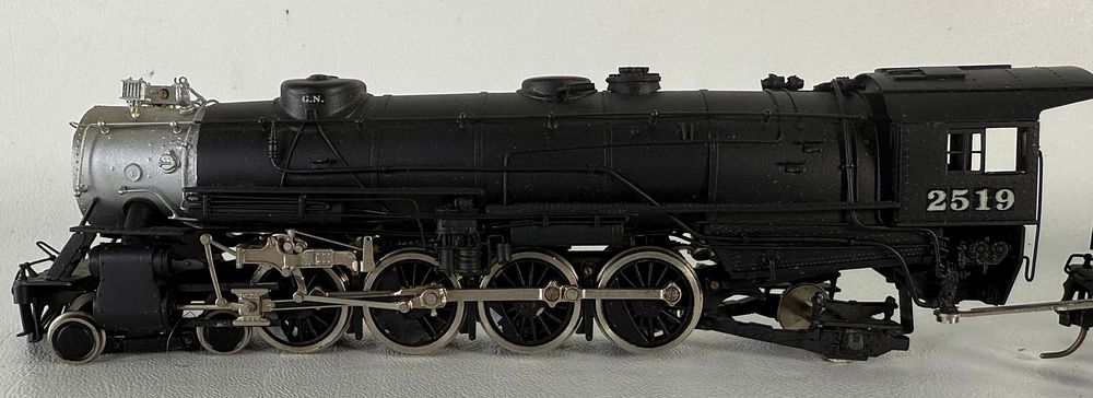 Lot 557: Akiane GN Steam Engine 4-8-2 #2519