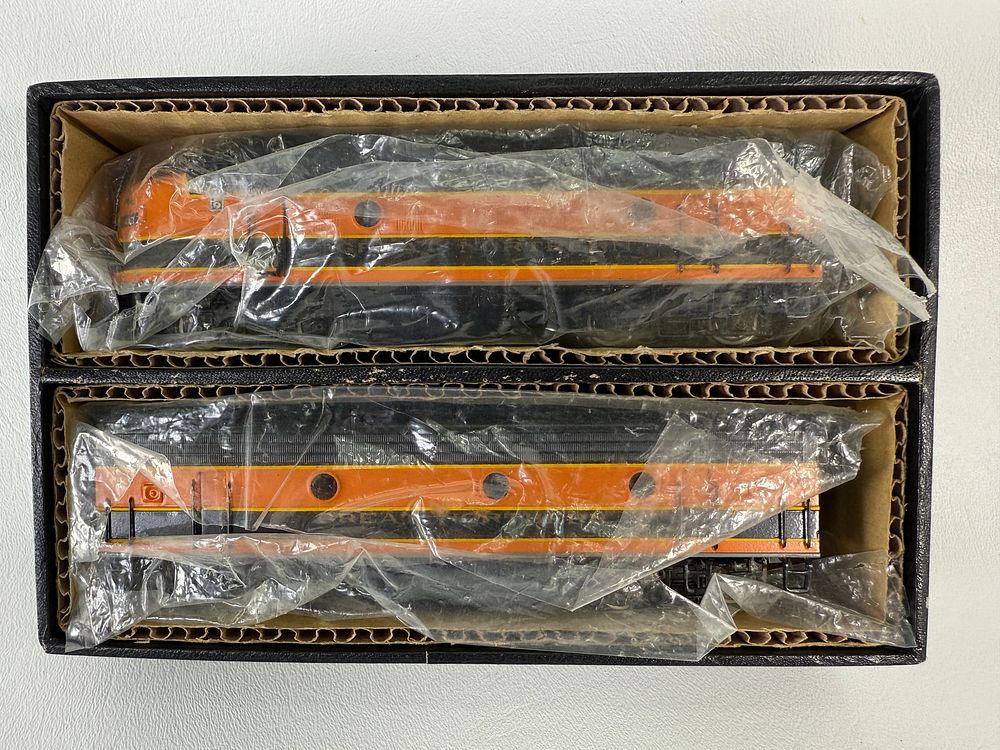 Lot 572: EMD F-9 Diesel A powered & B Dummy. #131/132.