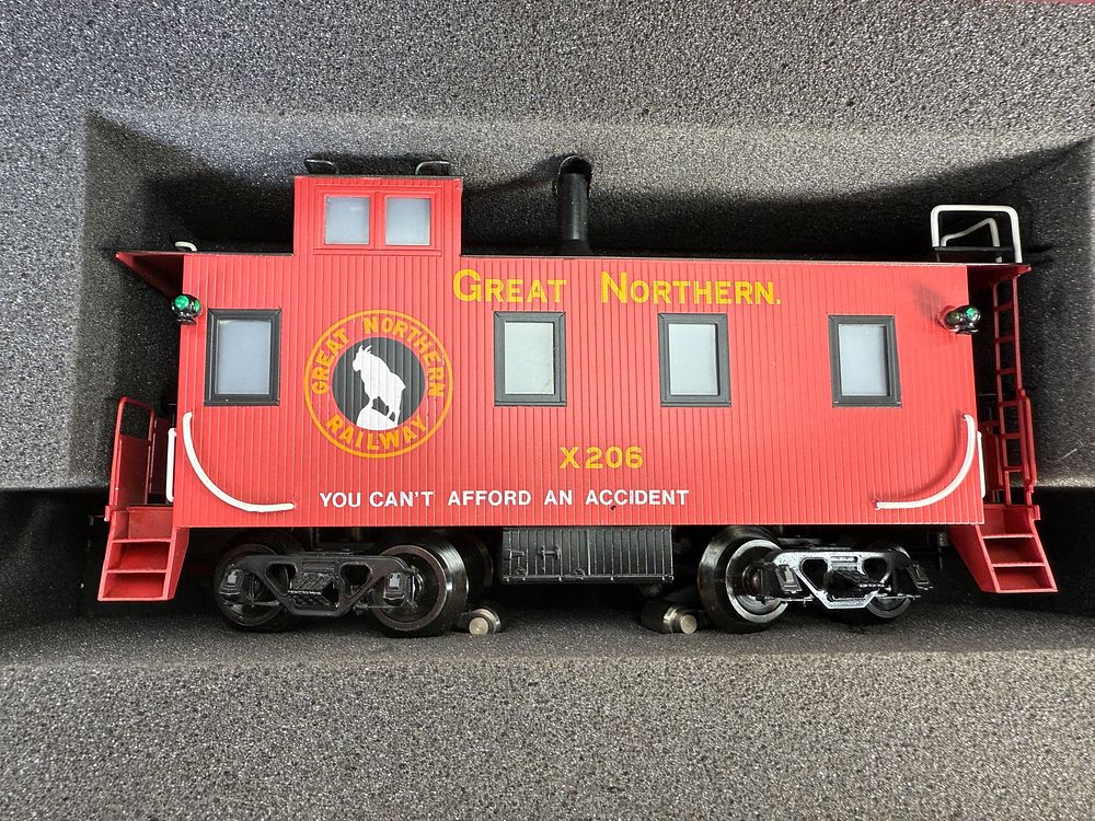 Lot 581: GN "O" Guage 3 Rail Smoking Caboose X206.