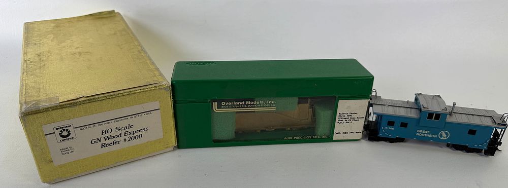 Lot 585: GN Reefer #2000 Tender , GN Caboose X-106