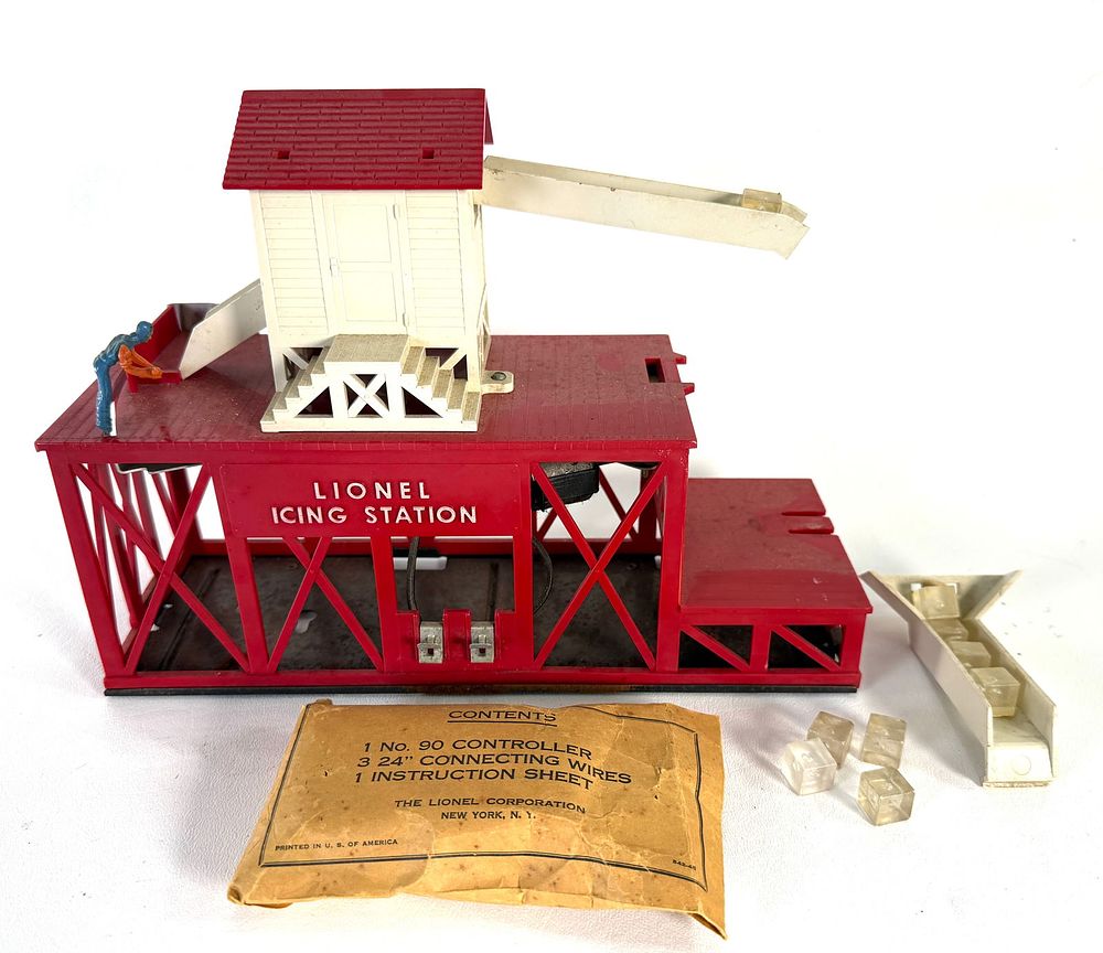 Lot 592: Lionel Ice Depot Set No.352 Train Accessory.