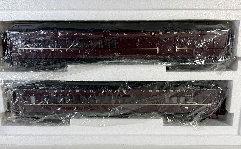 Lot 600: N&W 2-Car 70' ABS Combine/Diner Maroon #20-4124