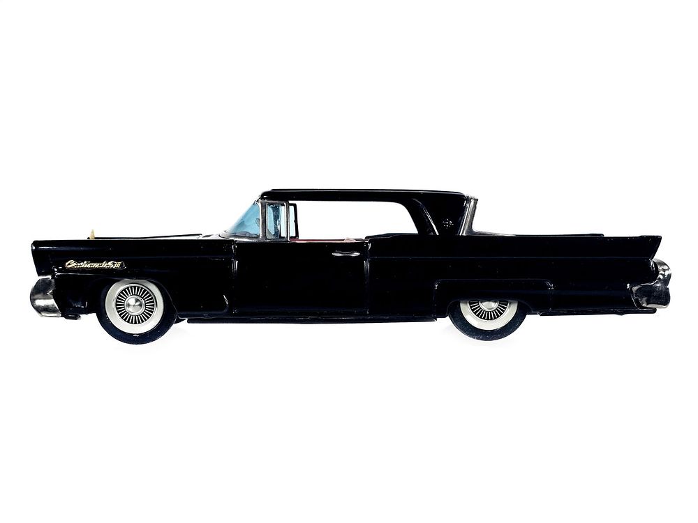 Lot 206: Bandai Tin Friction Lincoln Continental
