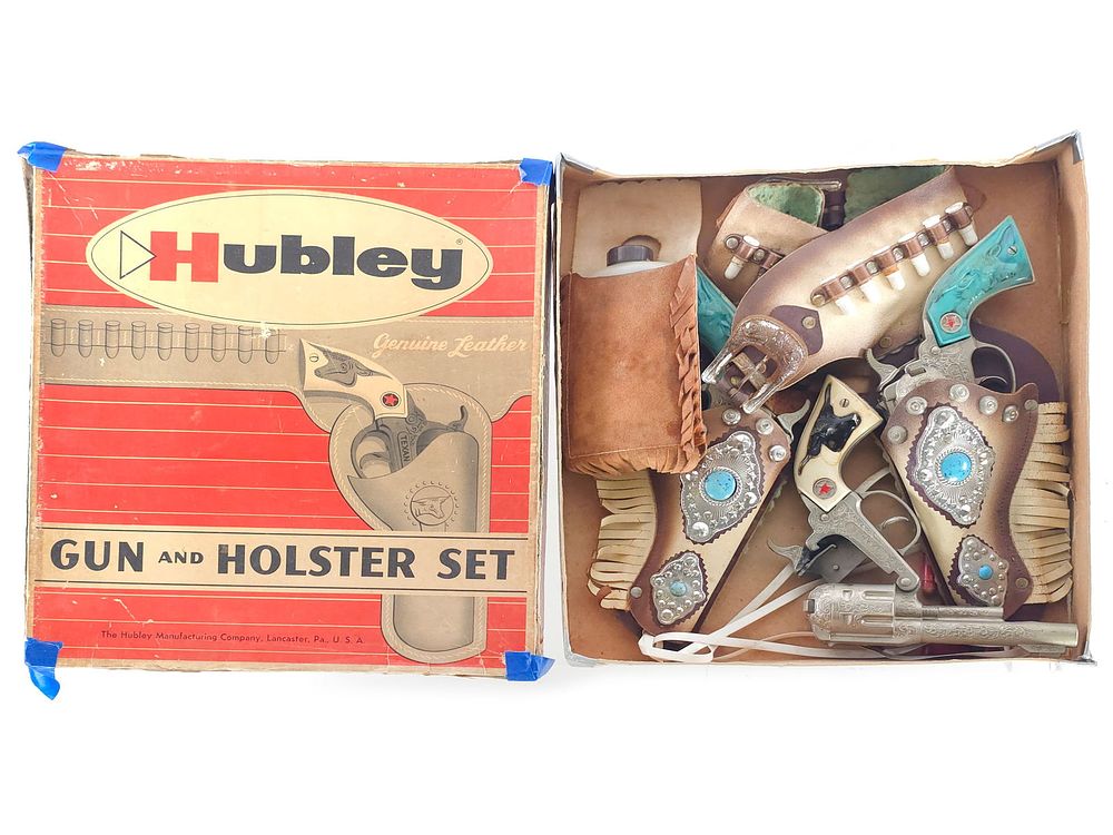 Lot 610: Hubley Texan Jr. Gun and Holster Set Boxed 3 Guns & Flask