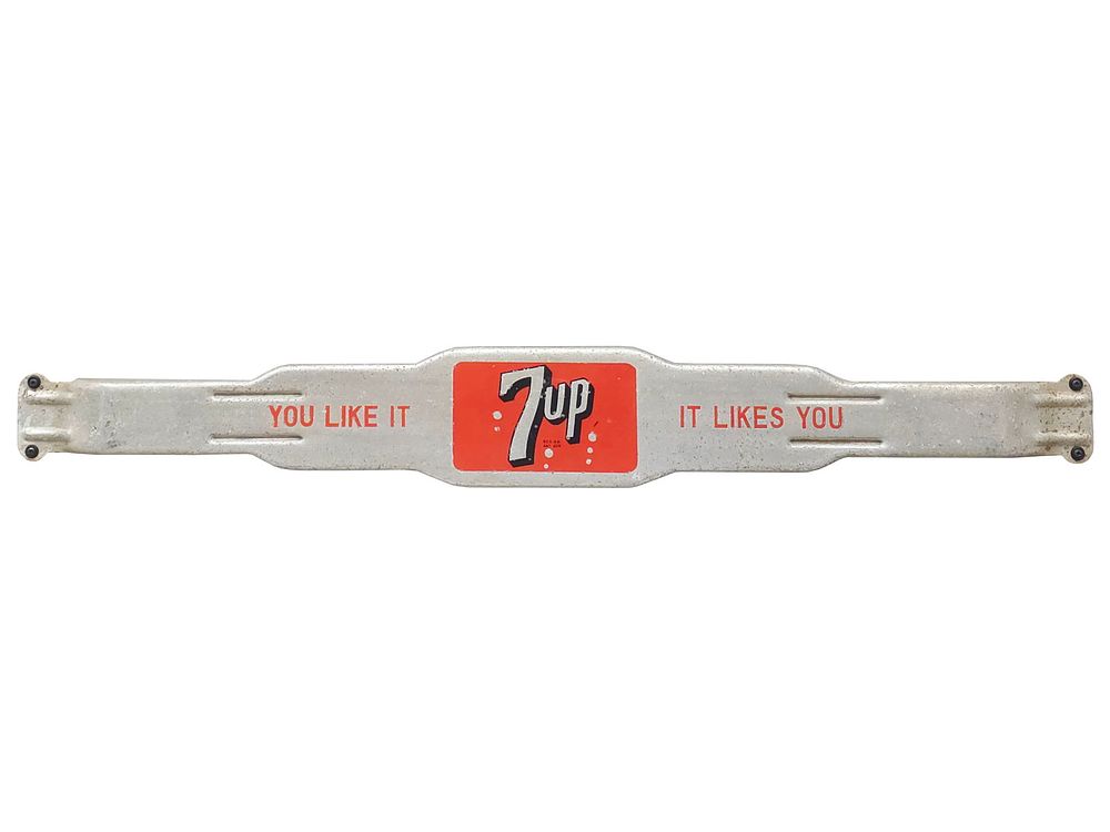 Lot 367: 7-Up You Like It Porcelain Door Push