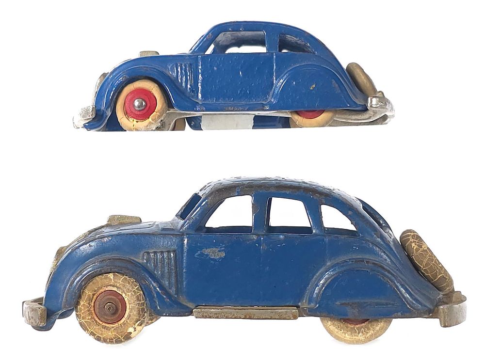 Lot 184: (2) Hubley Airflow Pair of Blue Cast Iron Cars