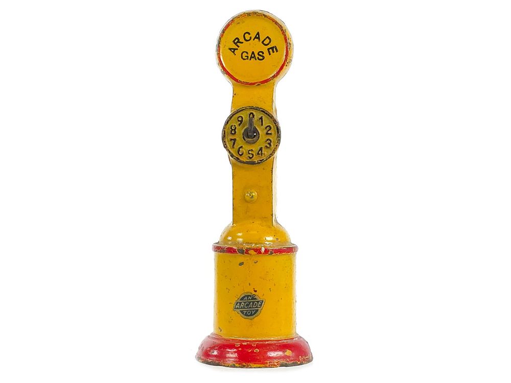 Lot 369: Immaculate Yellow Arcade Gas Pump