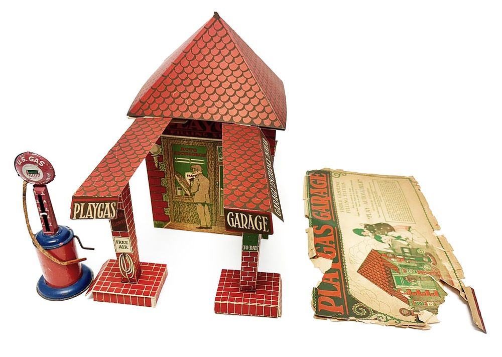 Lot 293: Hull Co. PlayGas Gas Station & Tin Pump Set HullCo