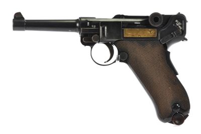 DWM Luger P08 with blank brass issue plate. The action functions properly. The left grip scale 