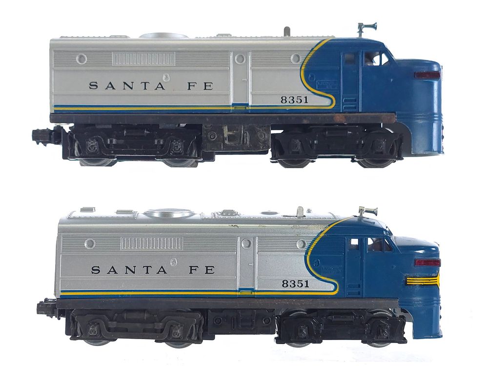 Lot 210: (2) Lionel Santa Fe Engines