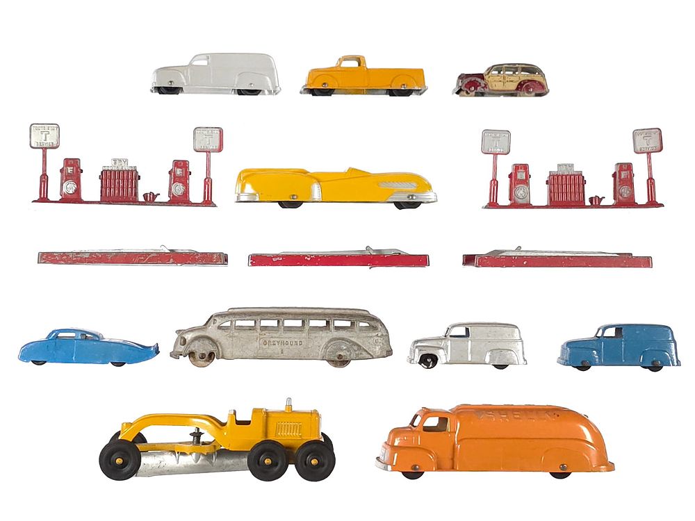 Lot 176: (15) Tootsietoy Diecast Cars & Accessories