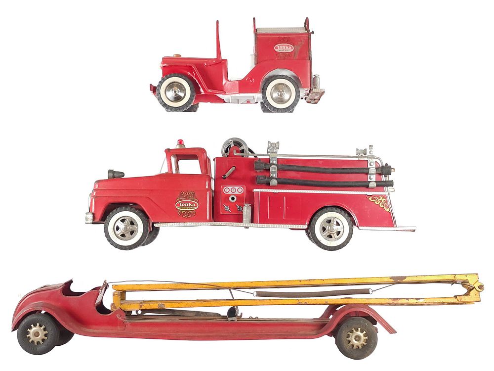 Lot 292: (3) Kingsbury & Tonka Pressed Steel Fire Ladder Trucks
