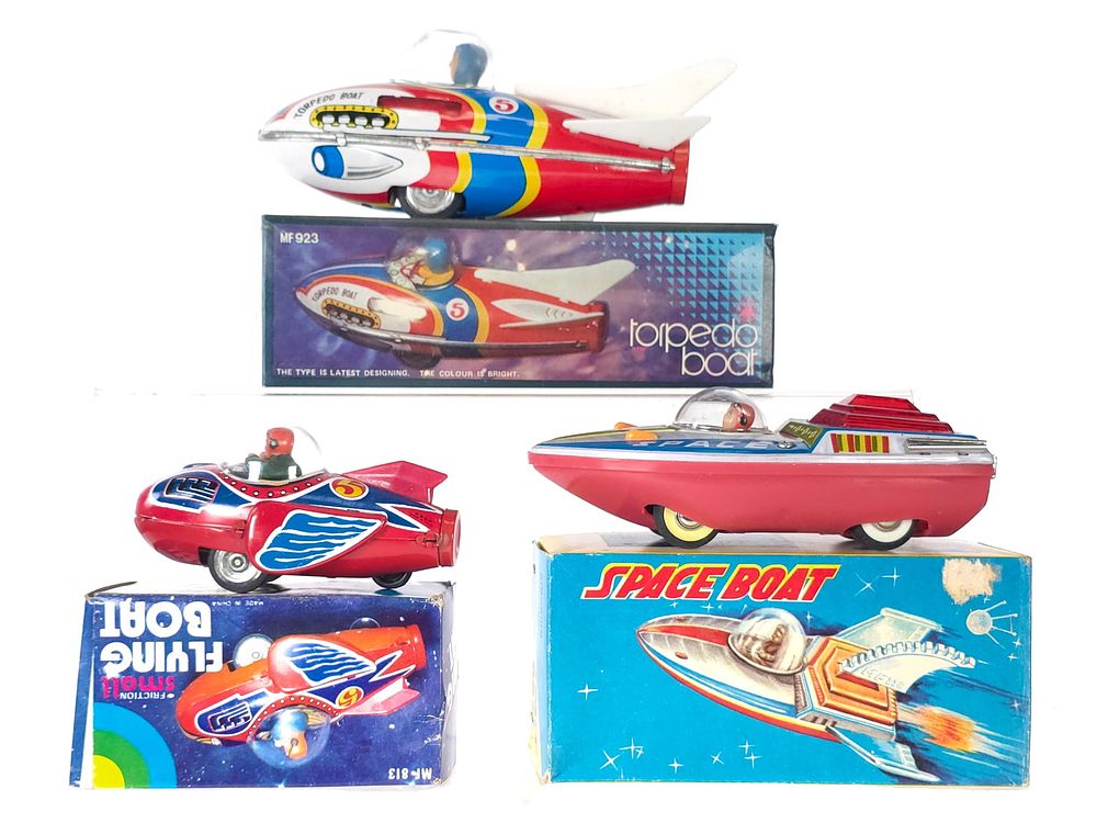 Lot 246: (3) Spaceship and Space Boats Boxed