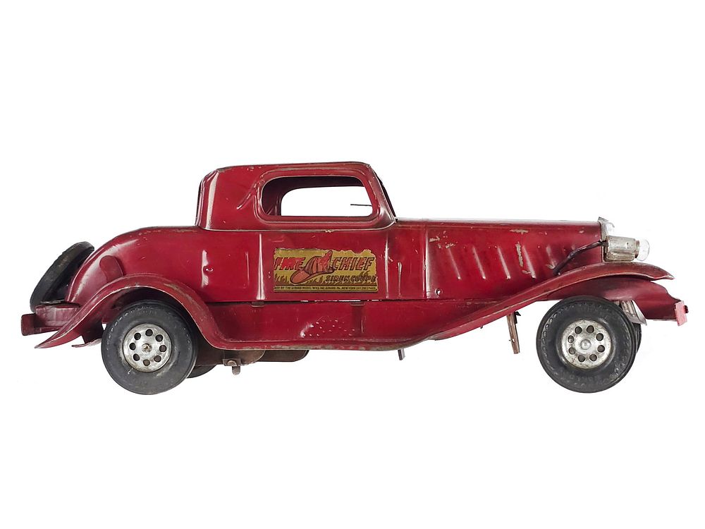 Lot 266: Girard Windup Fire Chief Siren Coupe with Batt. Op. Lights