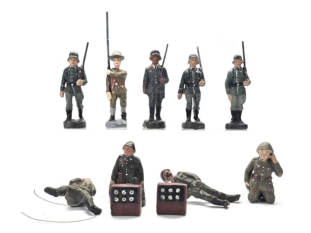 Lot 223: (9) Lineol/Elastolin Mixed Wehrmacht & ANZAC Infantry Teams