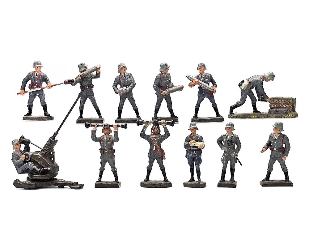 Lot 229: (12) Lineol/Elastolin German Artillery & Flak Crew Special Force