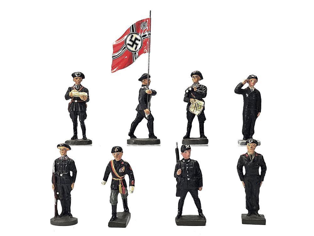 Lot 247: (8) Lineol/Elastolin German Kriegsmarine & Panzer Troops