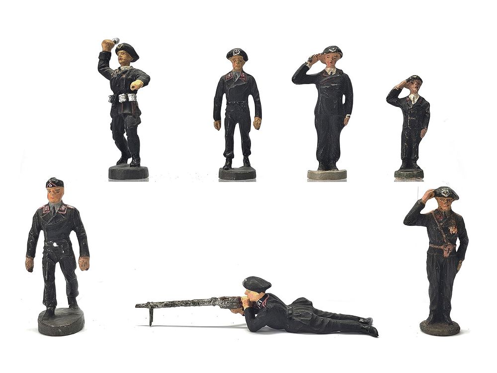 Lot 248: (6) Elastolin/Lineol German Panzer Troops & Machine Gunner