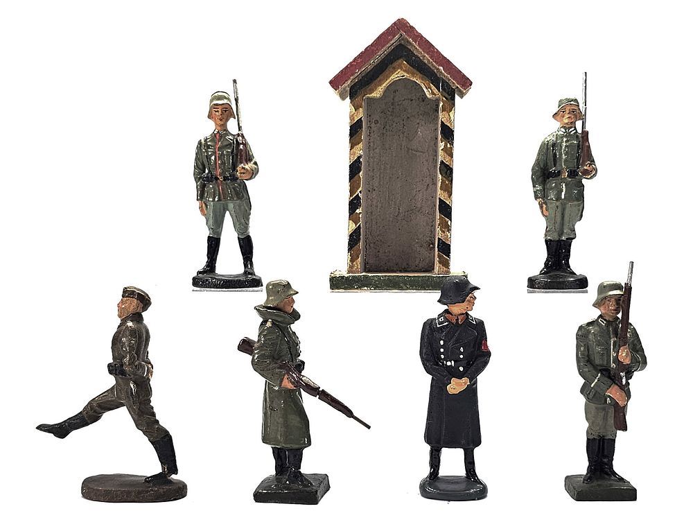 Lot 262: (6) Lineol/Elastolin German Border Sentry & Parade Troops