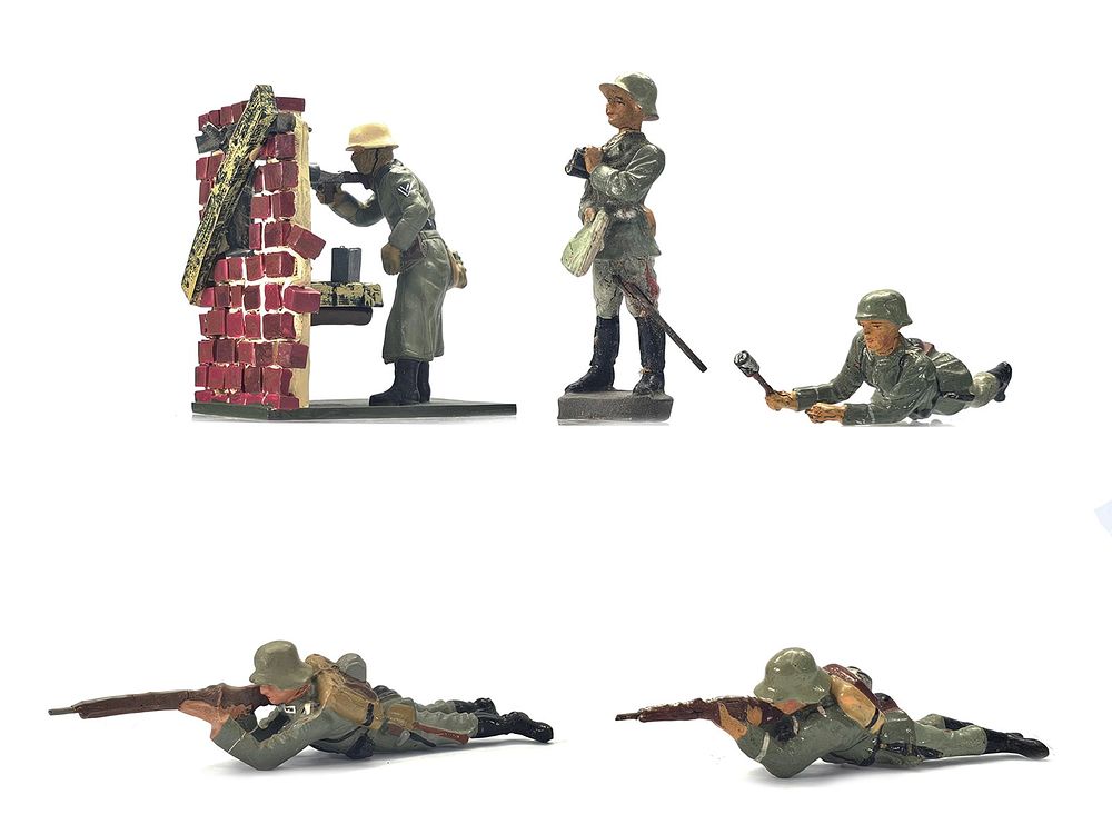 Lot 265: (5) Lineol/Elastolin German Combat Infantry & Pillbox Diorama