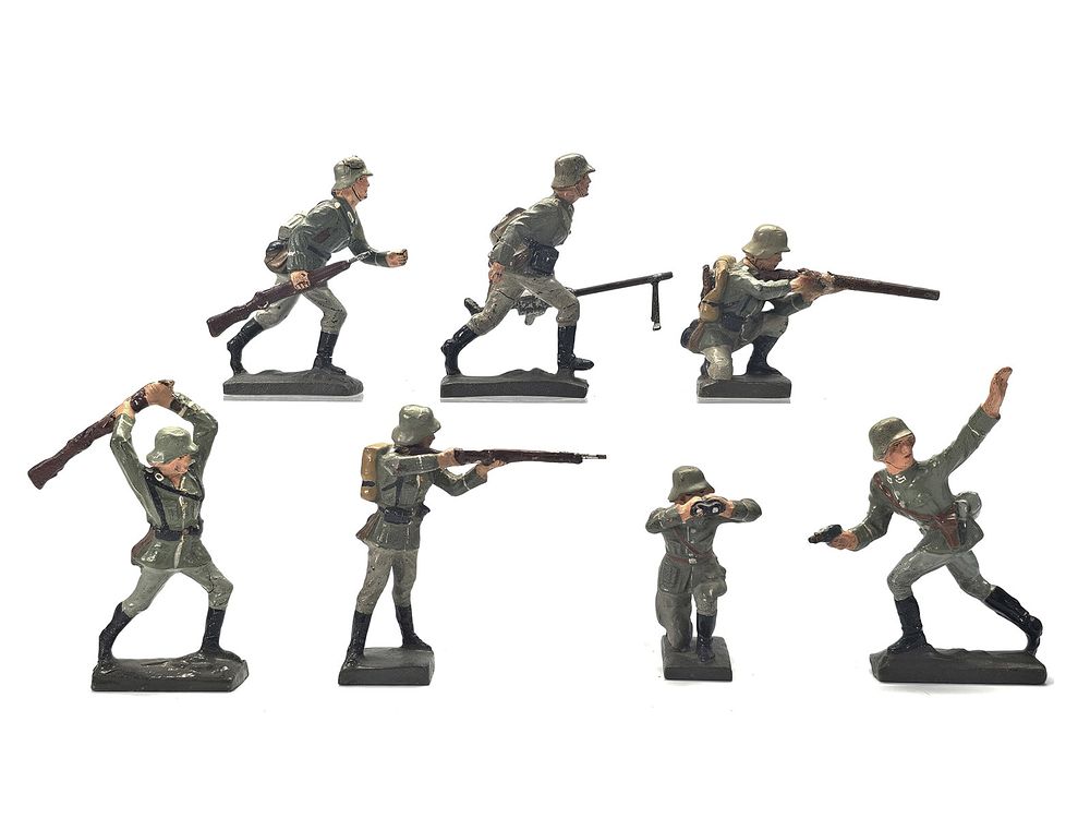 Lot 267: (7) Lineol German Combat Infantry & Machine Gunner
