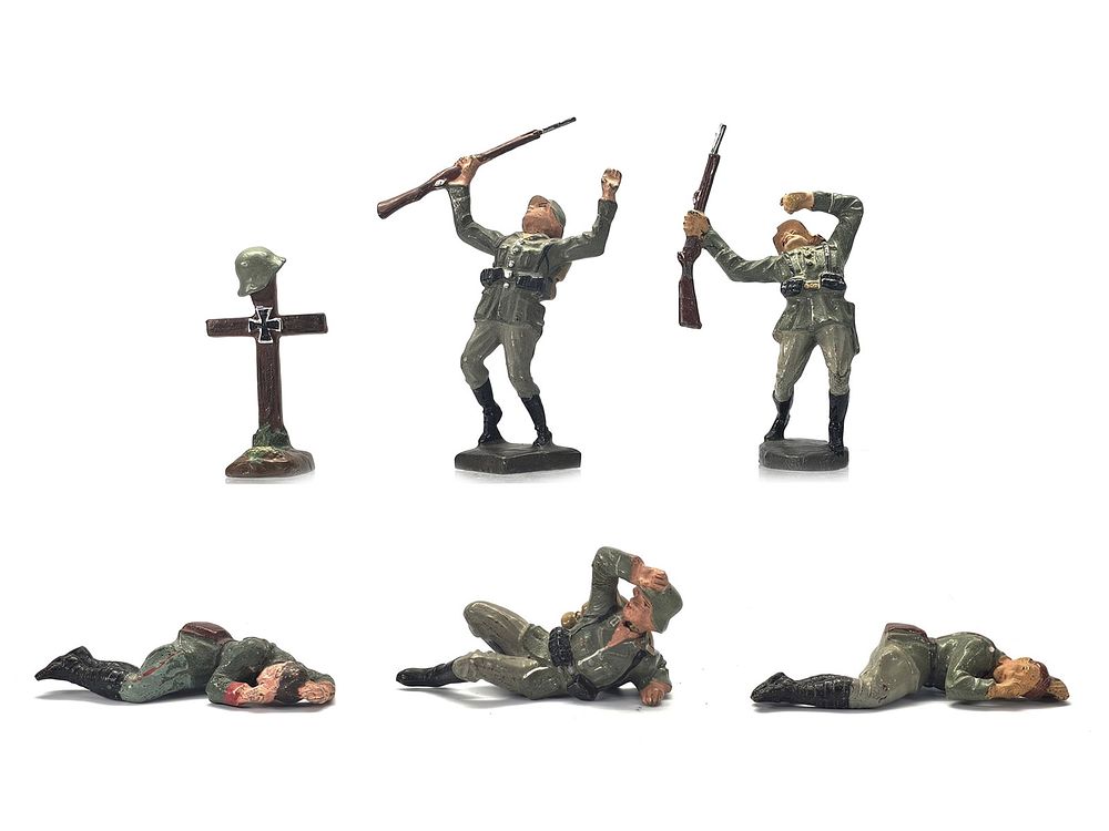 Lot 268: (6) Lineol/Elastolin German Wehrmacht Casualties & Battlefield Grave