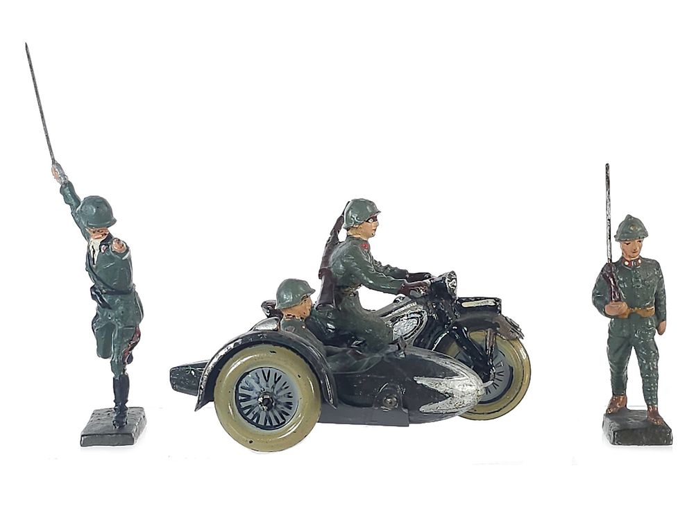 Lot 346: (3) Elastolin Lineol German WW2 Soldiers