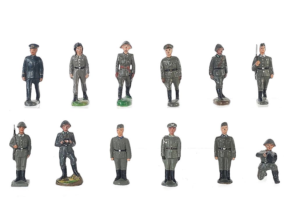 Lot 364: (12) Lineol German Wehrmacht & Luftwaffe Infantry