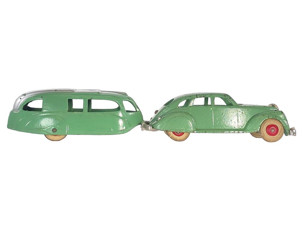 Lot 433: Hubley Lincoln Sedan & Trailer Cast Iron