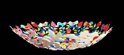 a bowl of fruit. Laser cutting and hand-painted metal 
Diameter: 25 centimeters 
Height: 5 cm 