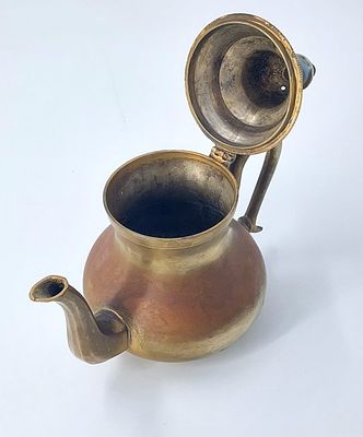 קומקום אסלאמי. ברונזה 
גובה 22 ס"מ 
רוחב 25 ס"מ 
במצב נפלא