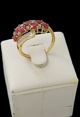 Cluster ring. 9ct yellow gold Inlaid with diamonds and rubies Total weight 2.70 grams Size: 7 As new