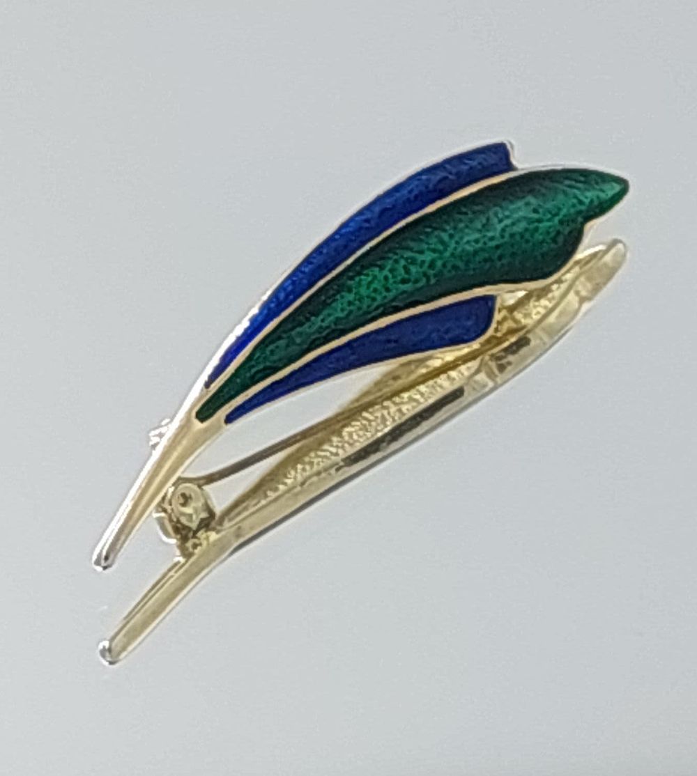 Rose Pin. enamel 
golden 
Length: 6 cm 
Width: 2 cm