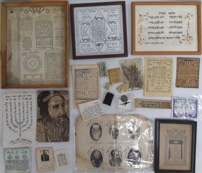 לוט קמיעות . חלקם לא נפתחו מעולם ישנם שתי קמיעות דפוס עתיקים ונדירים , 
קמיעות על קלף תמונת 