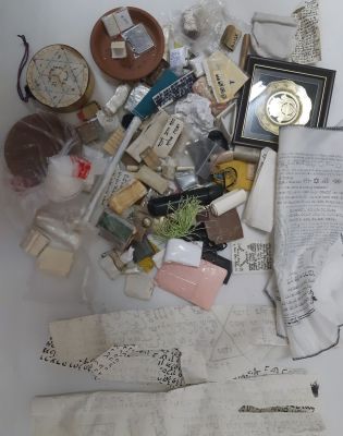 למעלה מ-90 קמיעות . הרוב על קלף חלק גדול סגור ,גדלים שונים, 
