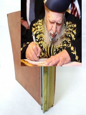 יחידי בעולם לפני דפוס ראשון לפנינו הסטנסיל של הספר יביע אומר
הסטנסיל מוקלד במכונת כתיבה , . הסטנס 