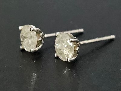 עגילי STUDS מזהב לבן משובצים יהלומים במשקל 040 נקודות, ללא סוגרים