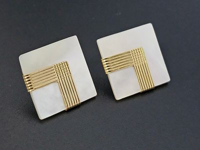 זוג עגילים מזהב 14 קראט ואם הפנינה מידות 2.5X2.5 ס"מ , 
משקל כולל 9 גרם , ללא סוגרים , 
שימו לב 